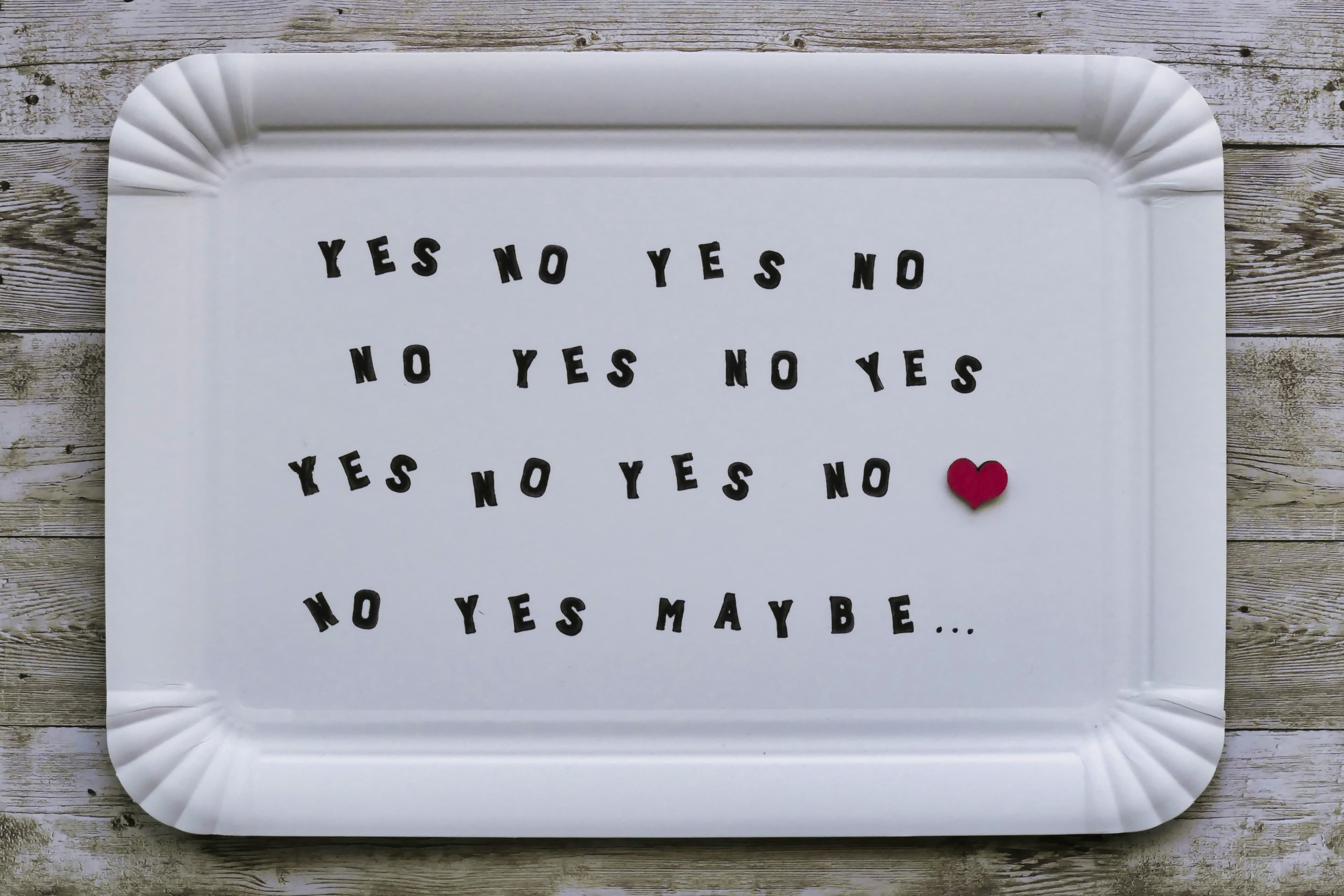 Weißes Tablett mit Buchstaben, die abwechselnd „Yes“ und „No“ bilden, dazu ein rotes Herz und am Ende „Maybe …“.